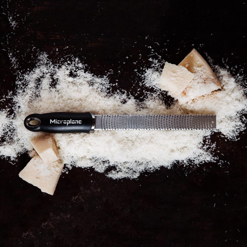 Microplane Zester Küchenreibe – Edelstahlreibe für Zitrusfrüchte, Käse & Gewürze