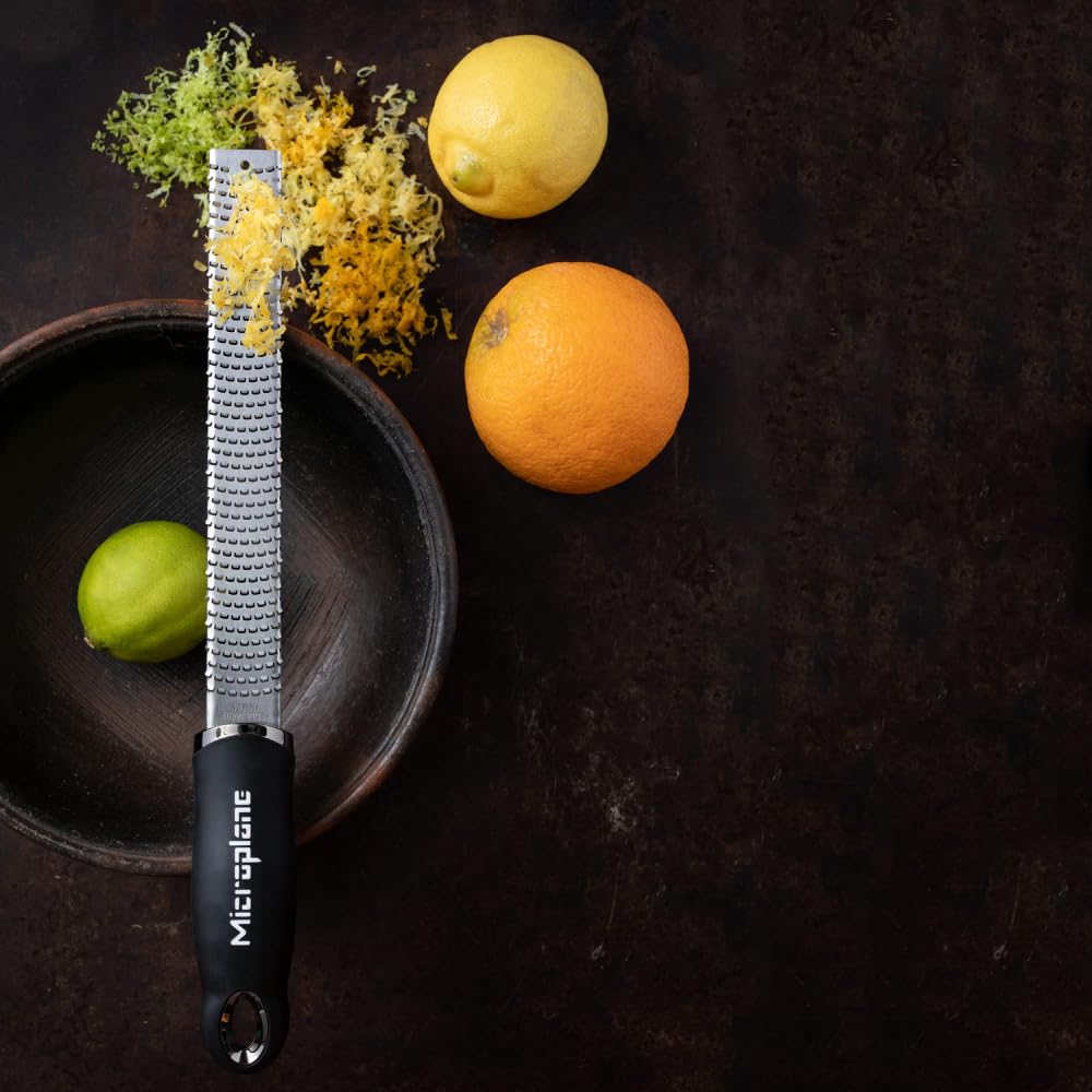 Microplane Zester Küchenreibe – Edelstahlreibe für Zitrusfrüchte, Käse & Gewürze