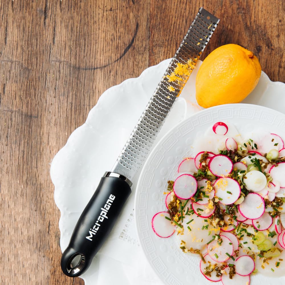 Microplane Zester Küchenreibe – Edelstahlreibe für Zitrusfrüchte, Käse & Gewürze